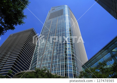 Skyscrapers shining against the blue sky, June 2009, Minato Ward, Mori Tower, Toranomon Hills (from Oval Plaza) 127478565