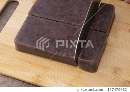 Cutting the summer Japanese sweet Mizuyokan Cutting the summer Japanese sweet Mizuyokan 127479082