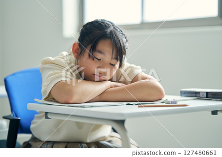 上課睡覺的女孩 127480661