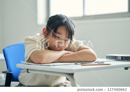 覺得上課很難的女孩 127480662