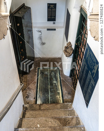 The interior of the Carmo church in Porto, Portugal with the altar in the background 127480824