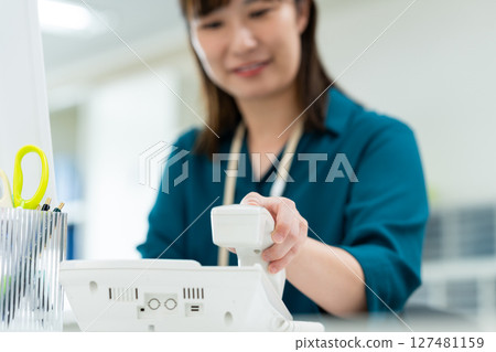 女商人在辦公室接電話 女商人在辦公室接電話 127481159