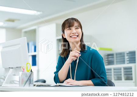 Business woman working in the office 127481212