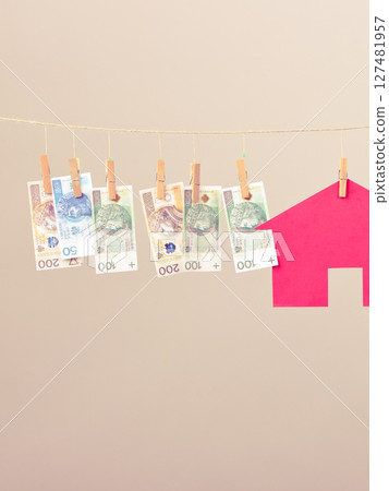 House with polish banknotes 127481957