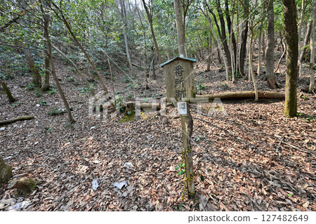 "Okuwa Castle" of the Toki clan, the guardian of Mino Province "Okuwa Castle" of the Toki clan, the guardian of Mino Province 127482649