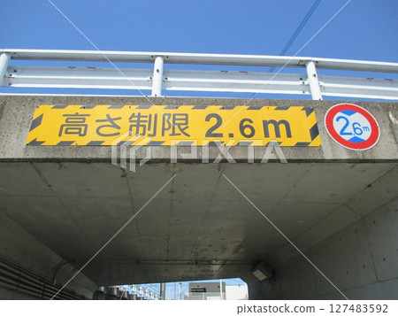 指示橋樑下方道路上車輛高度限制的標誌 指示橋樑下方道路上車輛高度限制的標誌 127483592