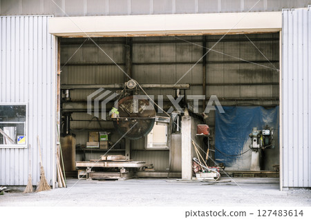 巨型圓盤刀片切割石材 | 石材加工廠內部照片 巨型圓盤刀片切割石材 | 石材加工廠內部照片 127483614