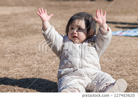 [相模原市立麻溝公園，一位一歲兒童坐在草地上玩耍] 127483620