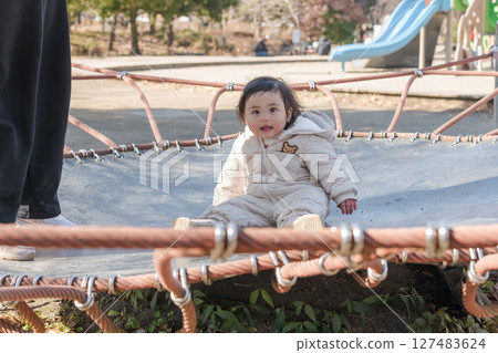[相模原市麻溝公園兒童遊樂場，一歲小孩和媽媽在彈跳床上玩耍] 127483624