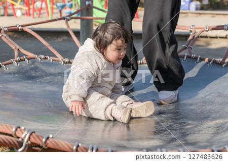 [相模原市麻溝公園兒童遊樂場，一歲小孩和媽媽在彈跳床上玩耍] 127483626