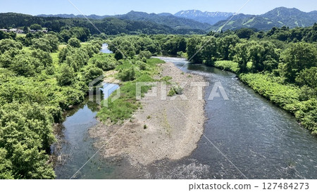 從擔岡橋眺望飯豐地區的山脈和胎內川 [照片拍攝於2025年6月] 127484273