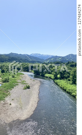 從擔岡橋眺望飯豐地區的山脈和胎內川 [照片拍攝於2025年6月] 127484274