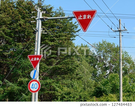 沒有交通號誌的十字路口的停車標誌（橫向照片） 127484483