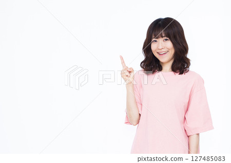 指著手指的女人 127485083