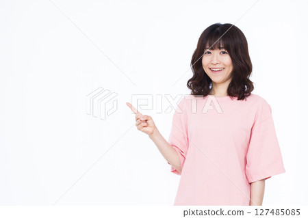 指著手指的女人 127485085