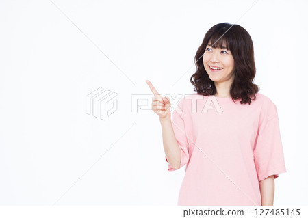 指著手指的女人 127485145
