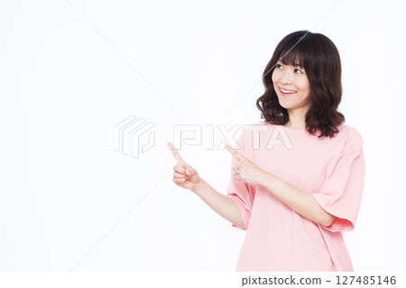 指著手指的女人 127485146