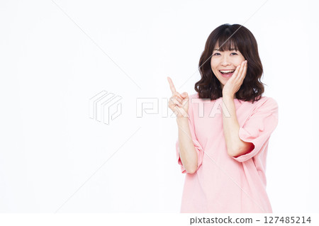 指著手指的女人 127485214