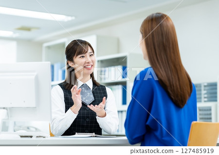 女商人為一名年輕女子提供諮詢 127485919