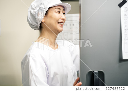 在廚房工作的中年婦女 127487522