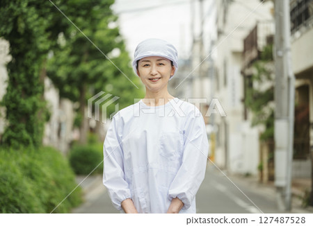 一位 50 多歲、在食品工廠工作的女士的肖像 127487528