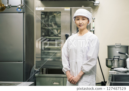 一名 50 多歲的女性在學校午餐中心的廚房工作 127487529