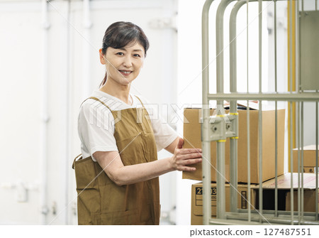 物流倉庫工作的中年婦女肖像 127487551