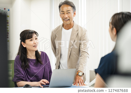 在辦公室工作的中年和老年男性和女性商務人士 在辦公室工作的中年和老年男性和女性商務人士 127487688