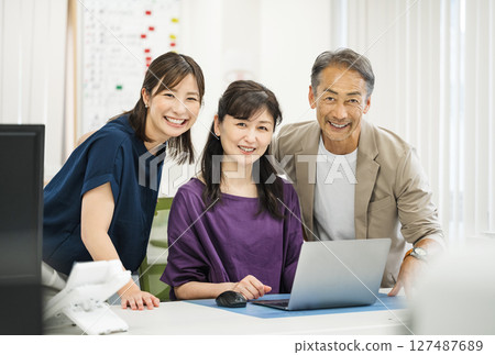 在辦公室工作的中年和老年男性和女性商務人士 127487689