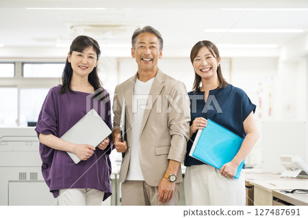 在辦公室工作的商務人士的肖像 127487691