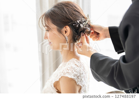 新娘婚禮髮型和化妝 127488197