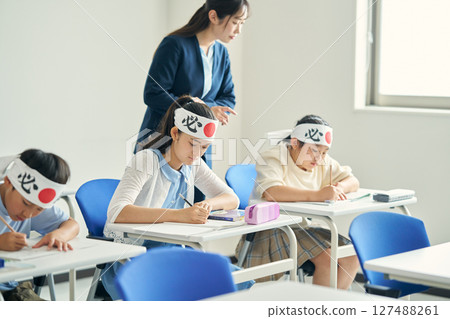 戴著「勝利頭巾」學習的孩子們 127488261