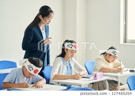 戴著「勝利頭巾」學習的孩子們 戴著「勝利頭巾」學習的孩子們 127488264
