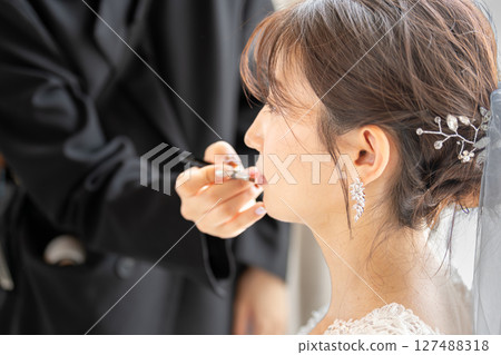 新娘婚禮髮型和化妝 127488318