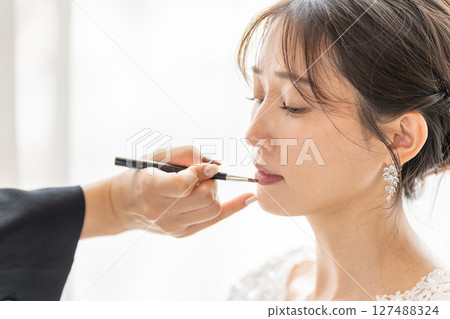 新娘婚禮髮型和化妝 127488324