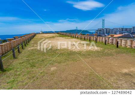 從兵庫縣神戶市五色塚古墓頂部眺望的明石海峽大橋 127489042