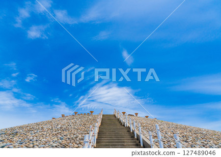 The top of the circular mound of the Goshikizuka Tomb in Kobe, Hyogo Prefecture 127489046