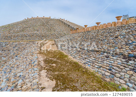 Kobe City, Hyogo Prefecture, the rear mound of the Goshikizuka Tomb Kobe City, Hyogo Prefecture, the rear mound of the Goshikizuka Tomb 127489055
