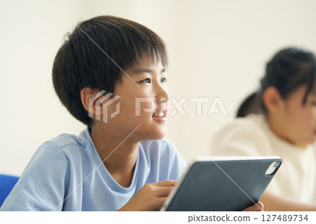 操作平板電腦的小學生 127489734
