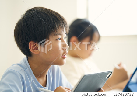 操作平板電腦的小學生 操作平板電腦的小學生 127489738