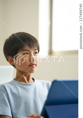 操作平板電腦的小學生 127489740