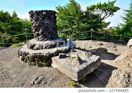 禦坂山：開雲山頂的三角測量點、二級三角測量點（水峠） 127489885