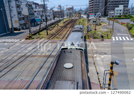 從花畑鐵路人行天橋看到的景色：德島縣德島市，側線上有開往阿南方向的2號本地列車 127490062