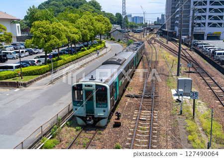 從花畑鐵路人行天橋看到的景色：開往阿南方向的本地列車 1 號在側線上掉頭，德島縣德島市 127490064