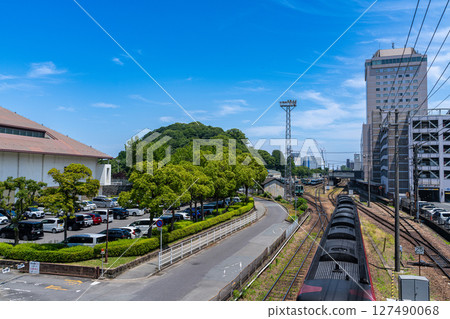 View from the Hanabata railway crossing footbridge: Limited Express Uzushio No. 13 from Okayama arriving at Tokushima Station, Tokushima City, Tokushima Prefecture 127490068