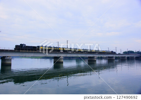 Salon Car Comet, operated by push-pull DE10 diesel locomotive 127490692