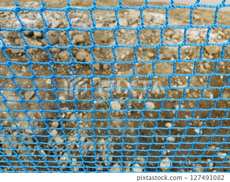 透過網子平整地面 127491082