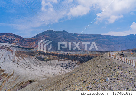 (Kumamoto Prefecture) Mount Aso - Agglutinate topography can be seen on the crater wall of Nakadake 127491685