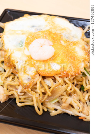 美味的上海炒麵配煎蛋 127492095