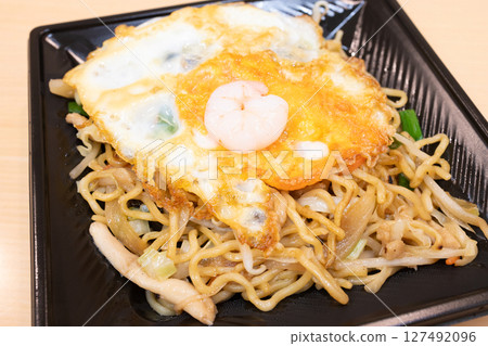 美味的上海炒麵配煎蛋 127492096